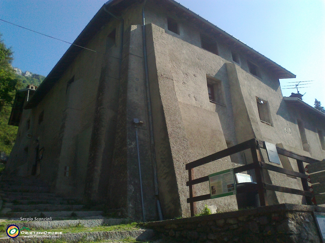 29 Sembra una rocca medioevale.jpg